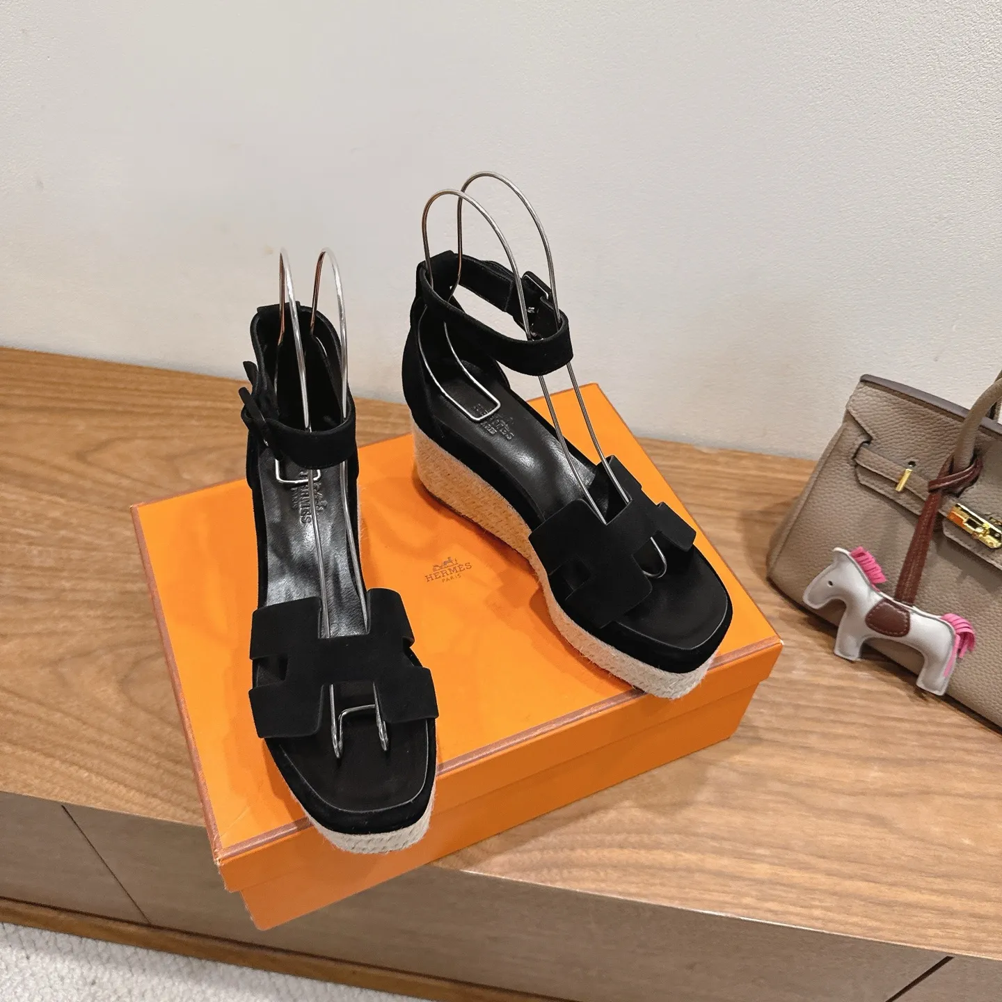 👟👟Ex-factory price 720👟👟 Hermes... a Eclair 2025 new color + popular series, the version is super positive, with a certain thickness, which makes the legs longer! Breathable, comfortable calfskin, spring and summer color matching, this item is both beautiful and comfortable! Channel supply code size: 35-39 can be ordered as 40.41 with airplane box ➕20